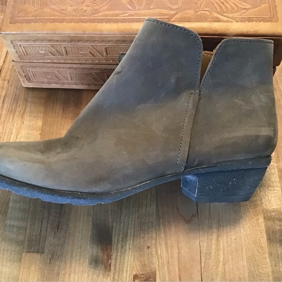 Clarks Wilrose Frost Taupe suede finish leather side zip gum sole boot 8.5 / 9 - Picture 8 of 15
